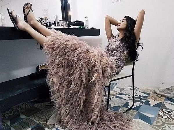 Thanh Hằng ngủ gật mà vẫn ra chất siêu mẫu.