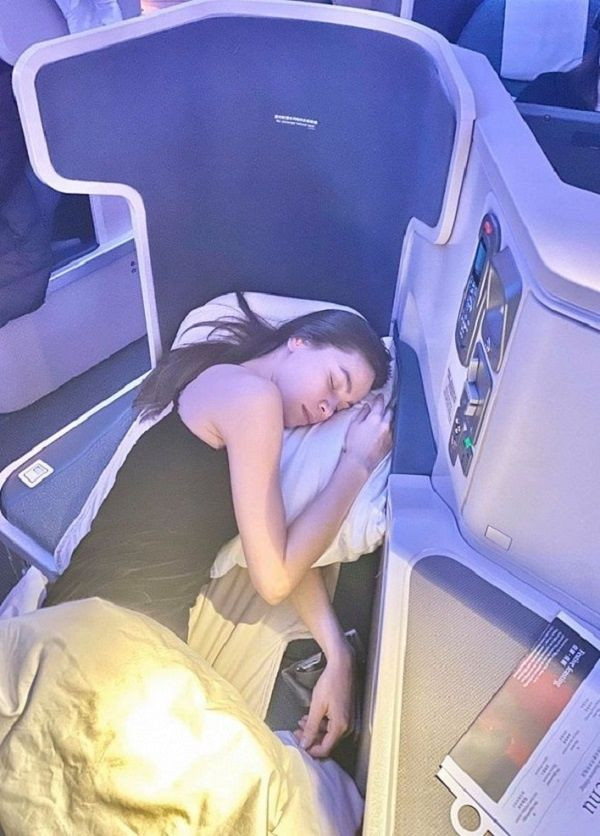 Hồ Ngọc Hà cũng không bị "dìm" mấy dù đang để mặt mộc.