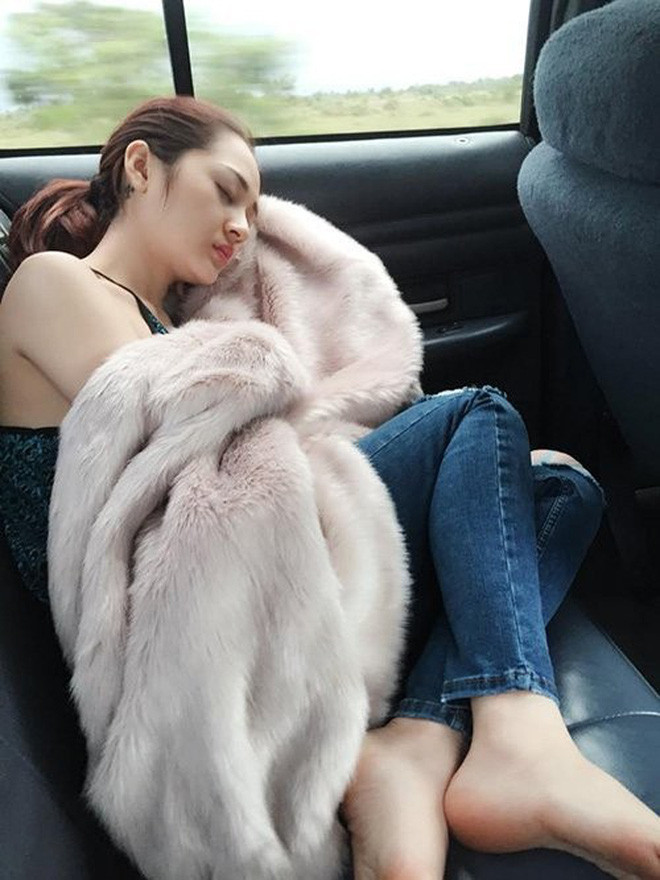 Bảo Anh vẫn cuốn hút người nhìn dù bị chụp lén trên xe hơi.