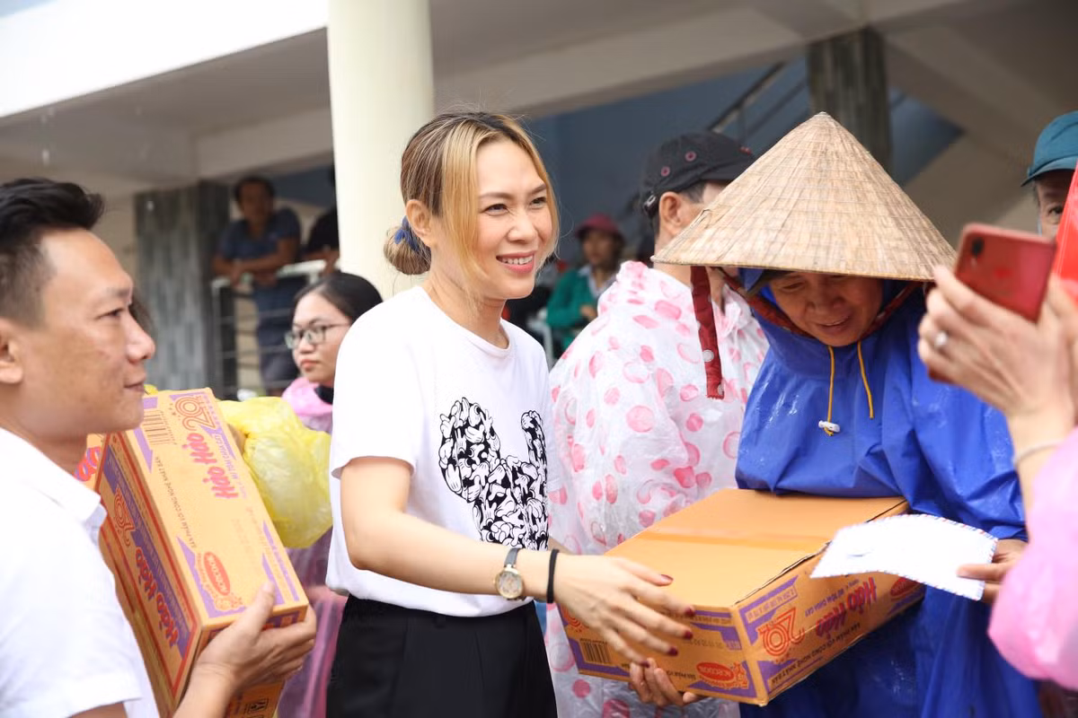 Nữ ca sĩ ăn vận giản dị đến trao quà cho người dân tại xã Đại Lãnh, huyện Đại Lộc, tỉnh Quảng Nam.