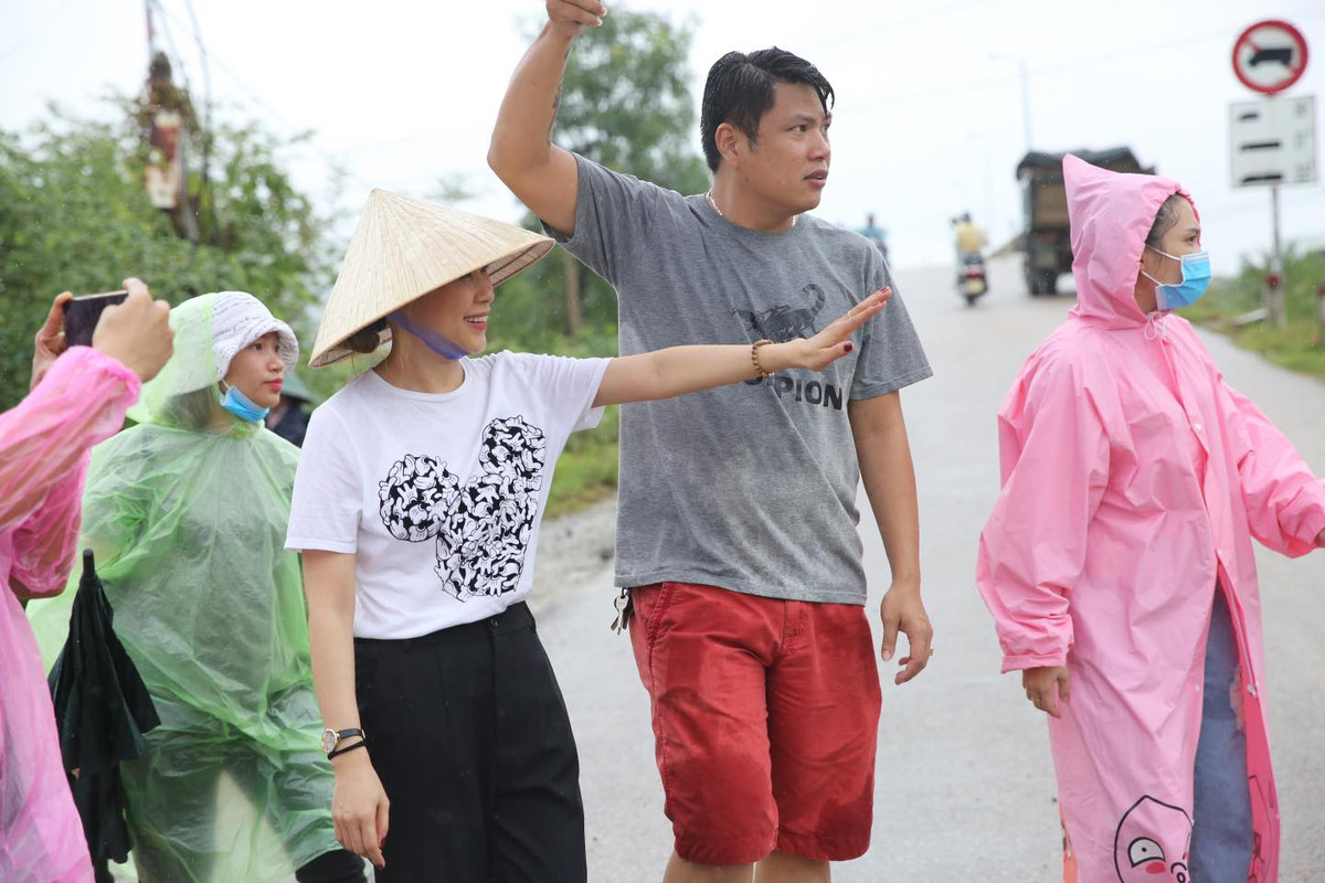Hiện tại, cùng với Mỹ Tâm rất nhiều sao Việt cũng có những việc làm ý nghĩa giúp đỡ người dân miền Trung. Trong đó, Thủy Tiên không chỉ kêu gọi quyên góp được 30 tỷ mà còn trực tiếp đến Huế giúp đỡ người dân.