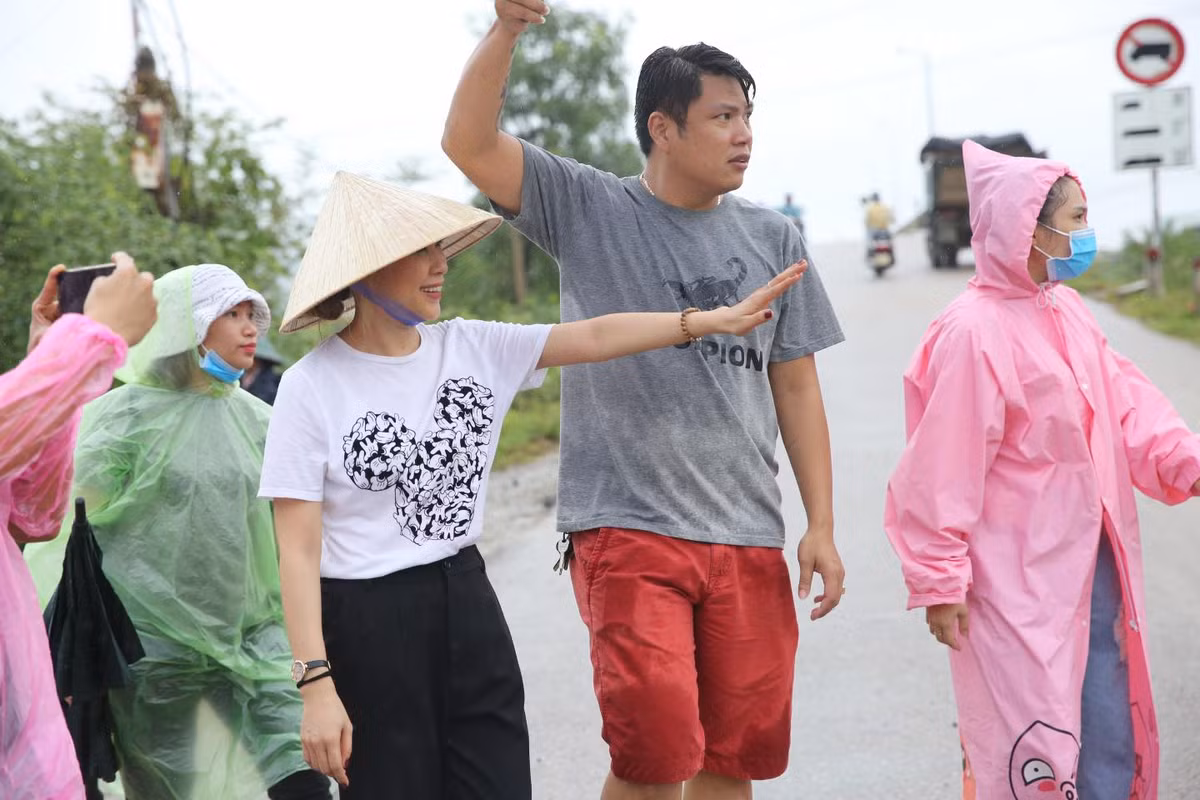 Hiện tại, cùng với Mỹ Tâm rất nhiều sao Việt cũng có những việc làm ý nghĩa giúp đỡ người dân miền Trung. Trong đó, Thủy Tiên không chỉ kêu gọi quyên góp được 30 tỷ mà còn trực tiếp đến Huế giúp đỡ người dân.