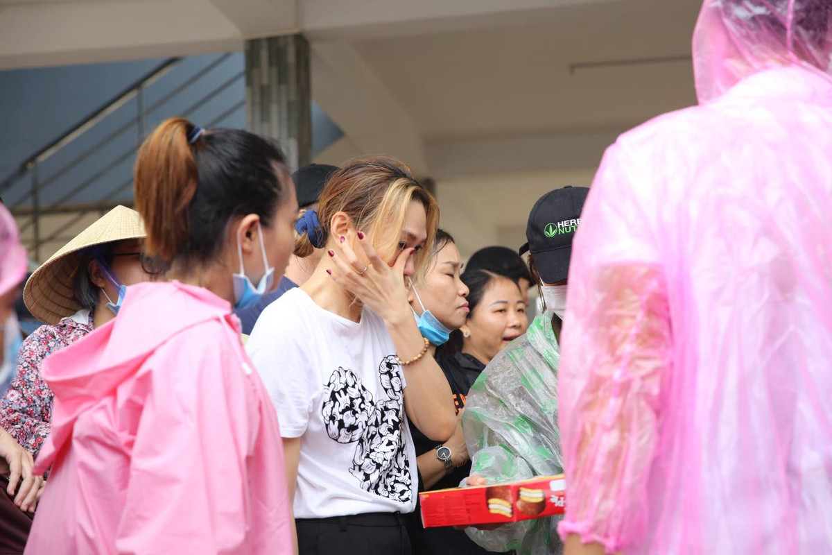 Khoảnh khắc xúc động của Mỹ Tâm trong chuyến đi cứu trợ tại Quảng Nam.