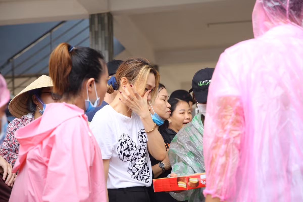 Khoảnh khắc xúc động của Mỹ Tâm trong chuyến đi cứu trợ tại Quảng Nam.