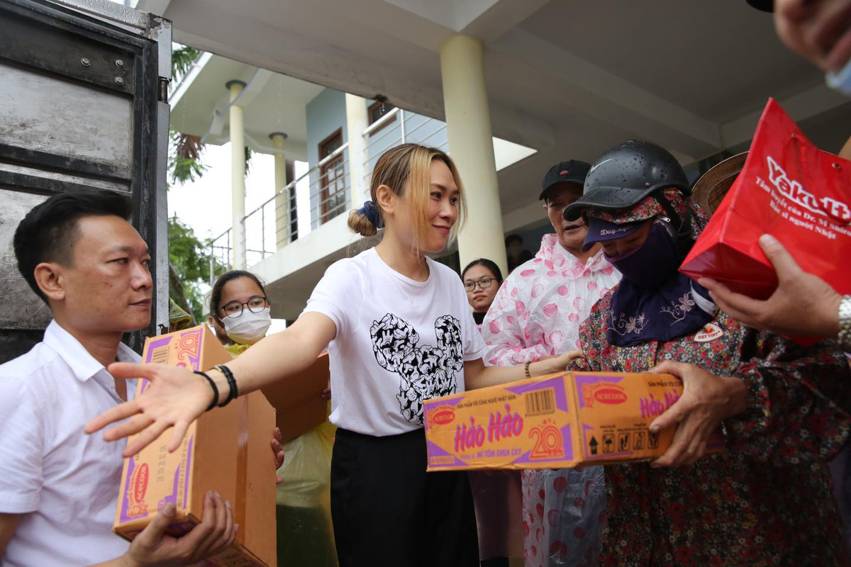 Theo chia sẻ của ê-kíp Mỹ Tâm, đoàn chuẩn bị sang địa điểm thứ 2. Trong khi đó, trời vẫn mưa to, mong mọi việc thuận lợi.