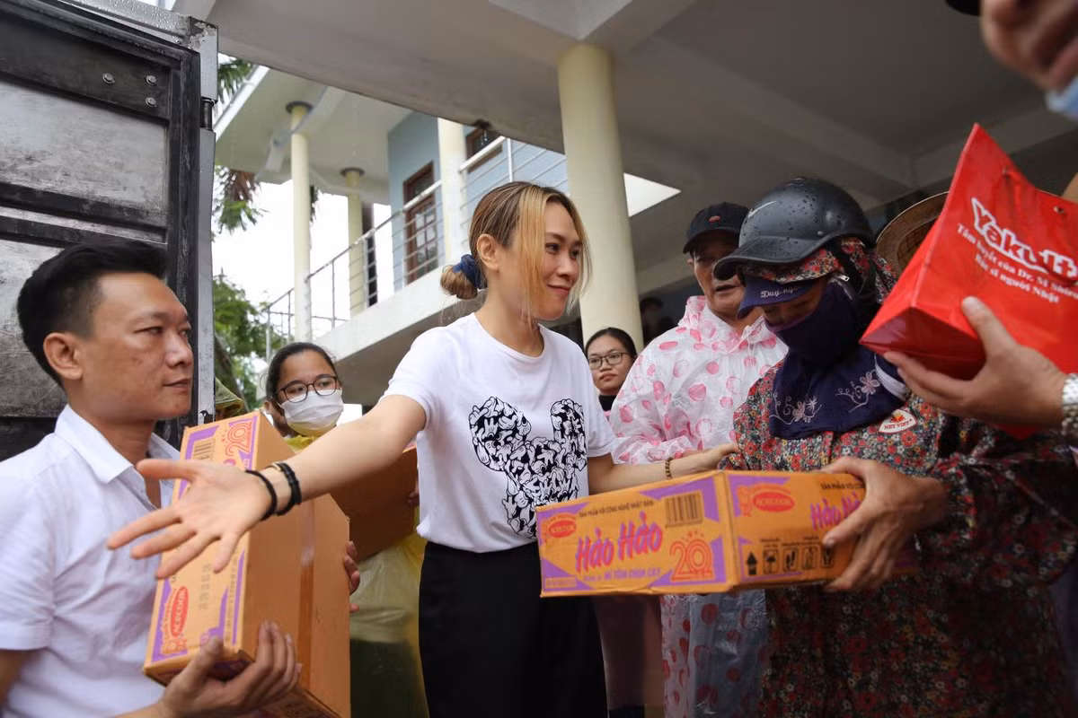 Theo chia sẻ của ê-kíp Mỹ Tâm, đoàn chuẩn bị sang địa điểm thứ 2. Trong khi đó, trời vẫn mưa to, mong mọi việc thuận lợi.