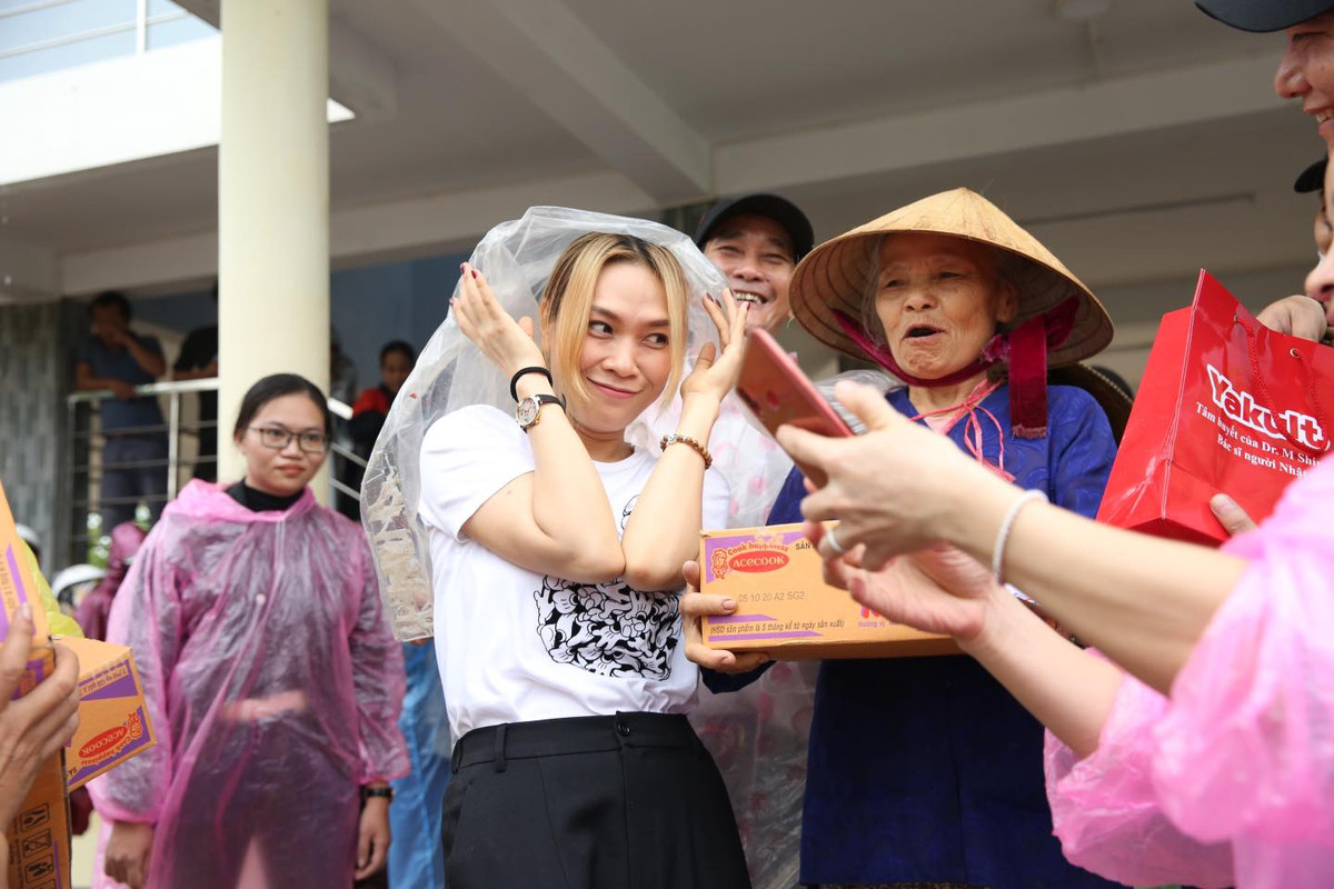 Hình ảnh Mỹ Tâm đi cứu trợ đồng bào miền Trung nhận được rất nhiều sự quan tâm của người hâm mộ.