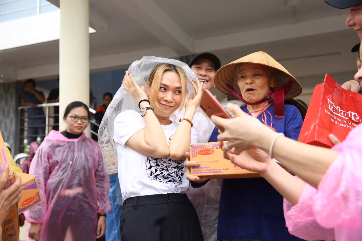 Hình ảnh Mỹ Tâm đi cứu trợ đồng bào miền Trung nhận được rất nhiều sự quan tâm của người hâm mộ.