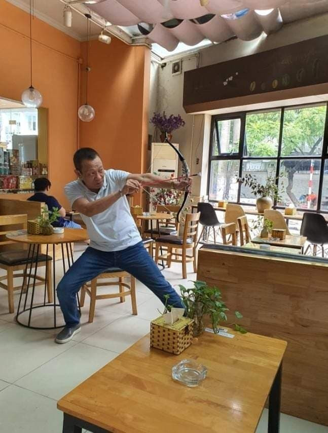 Sao Việt 6/10: Nhà báo Lại Văn Sâm "nghịch ngợm" với cung tên đồ chơi.