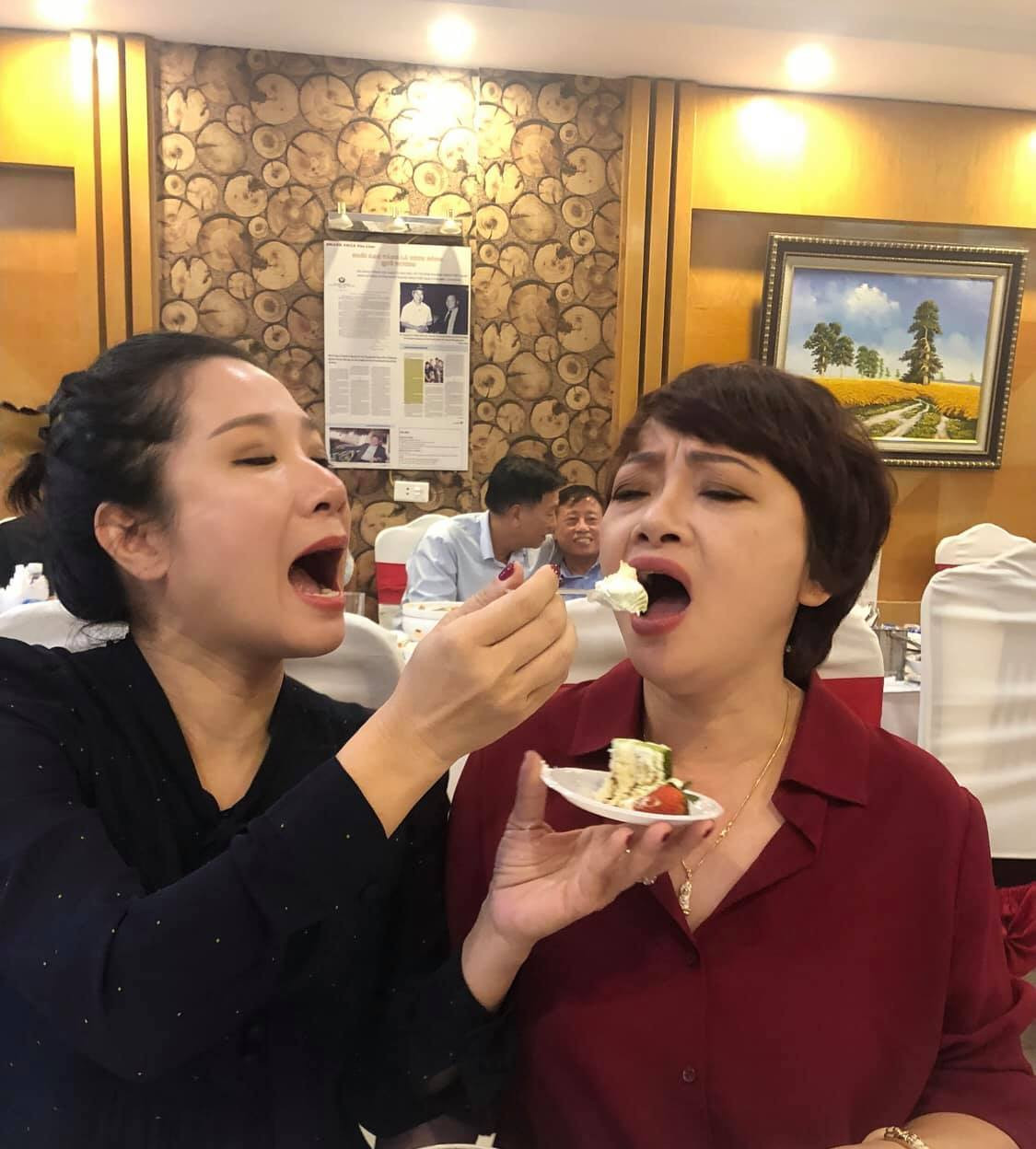 Thanh Thanh Hiền tình cảm đút bánh kem cho nghệ sĩ Trà My.