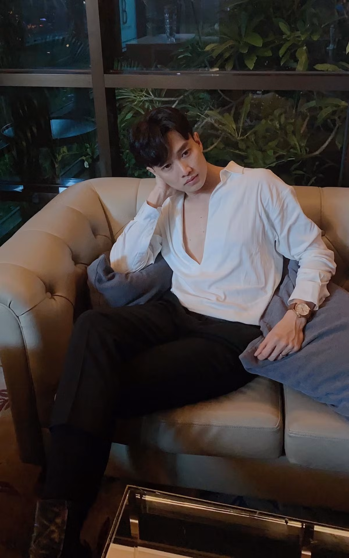 Quốc Trường đăng bức ảnh suy tư kèm lời nhắn: ''Muốn ngồi vị trí không ai ngồi được. Chỉ có thể là, ngồi vào lòng anh''.