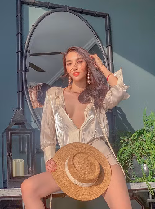 Lan Khuê với kiểu tạo dáng ấn tượng.