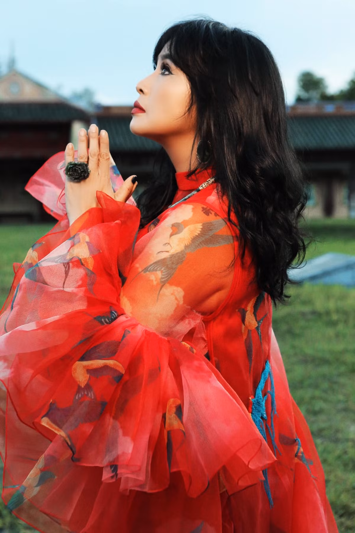 Ca sĩ Thanh Lam bay bổng giữa cung đình Huế.