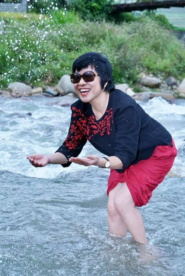 MC Thảo Vân tươi khi cùng bạn bè du lịch miền núi.
