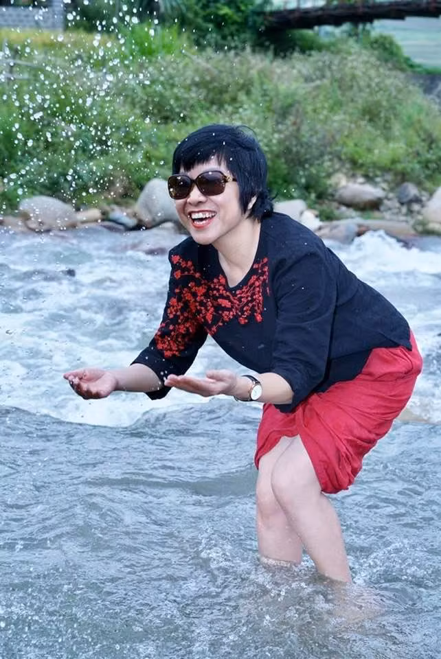 MC Thảo Vân tươi khi cùng bạn bè du lịch miền núi.