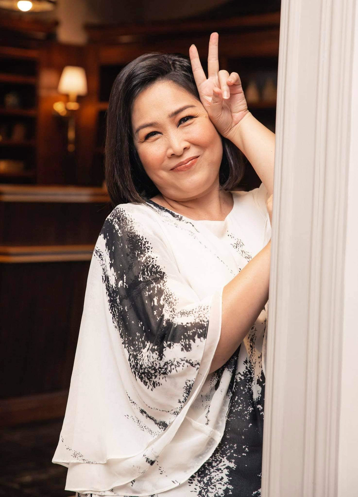 Sân khấu đang trì trệ nhưng NSND Hồng Vân vẫn phải "tươi như hoa".