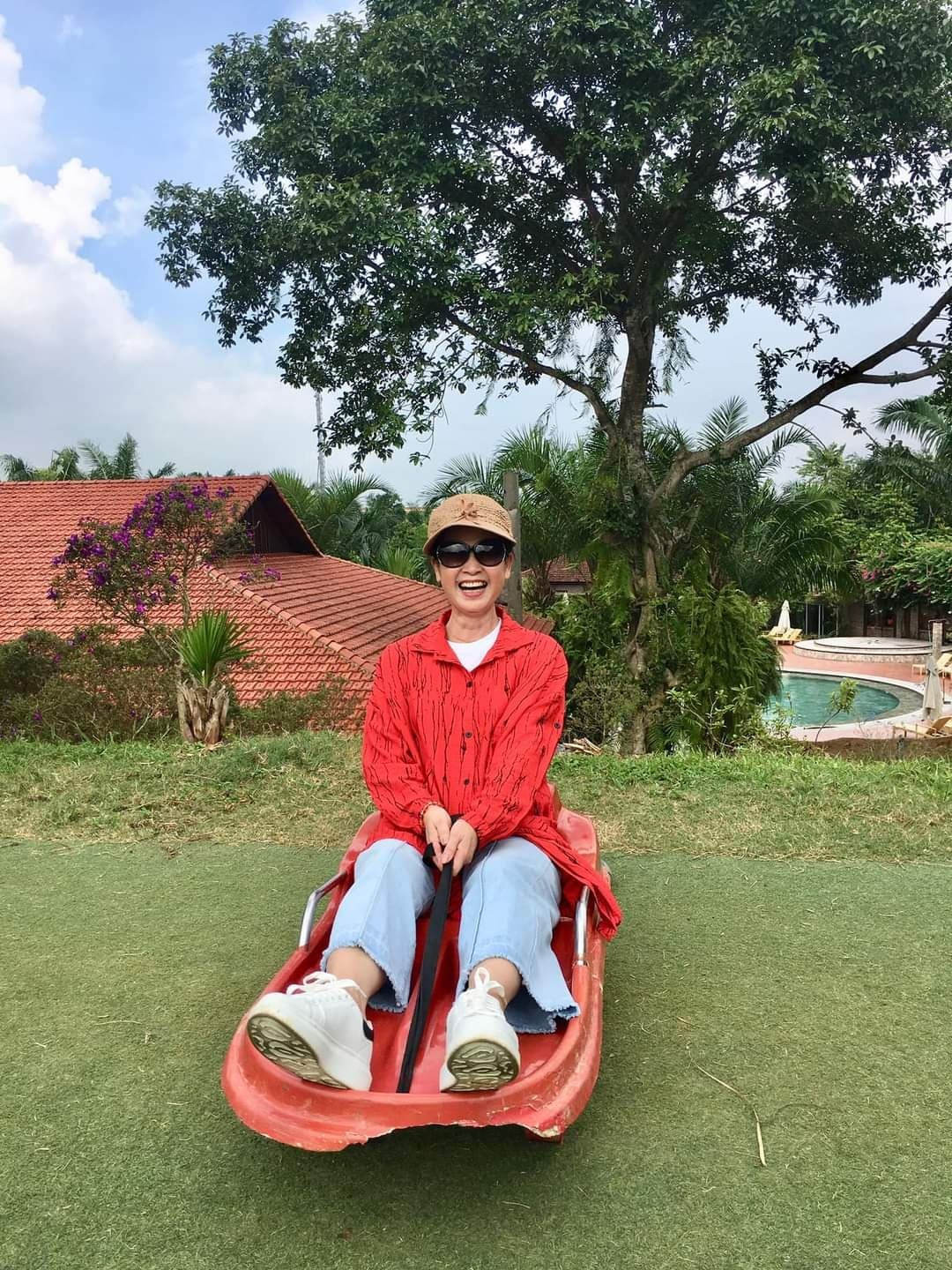 NSND Lan Hương hào hứng khi được đi trượt cỏ.