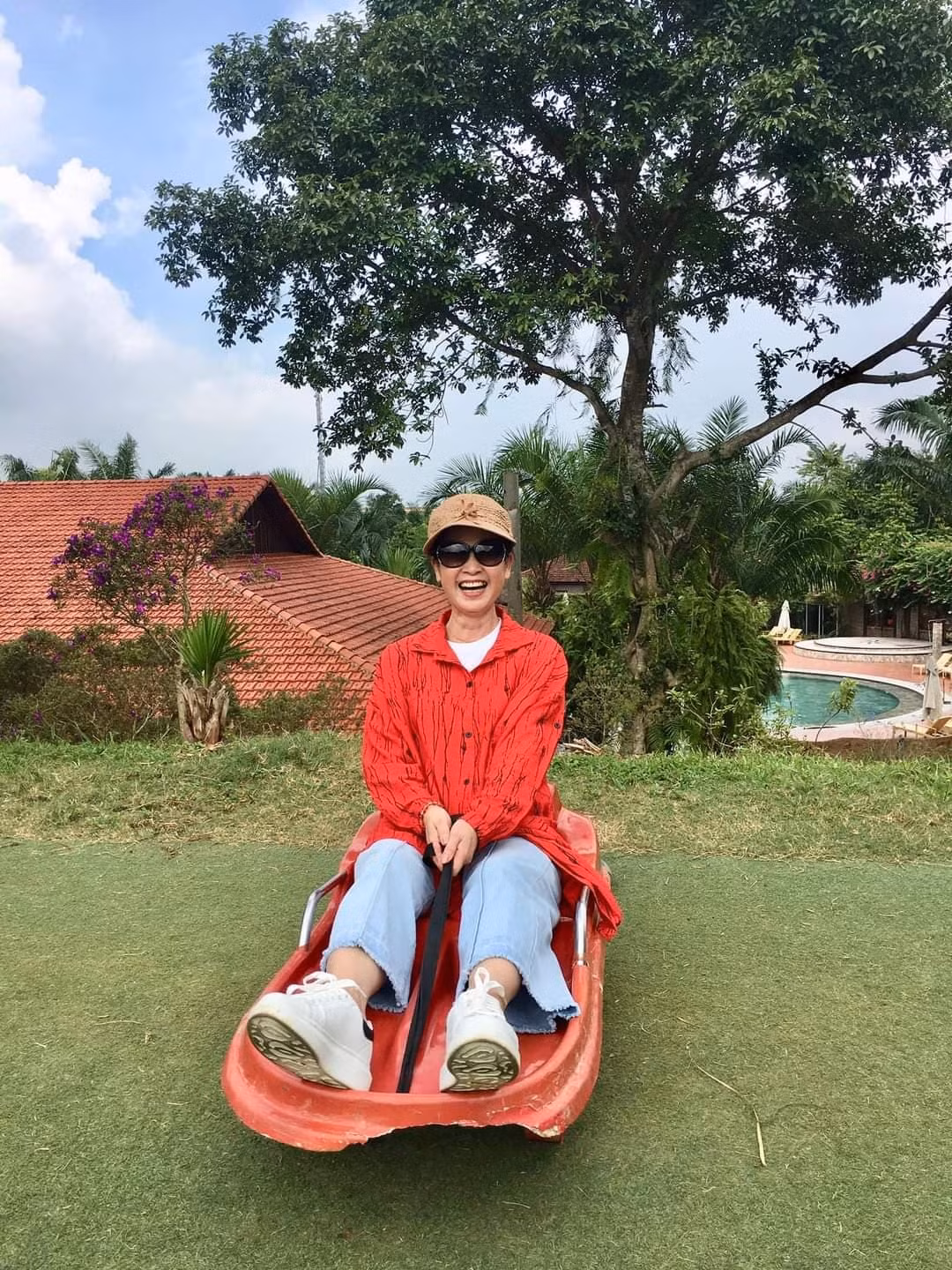 NSND Lan Hương hào hứng khi được đi trượt cỏ.