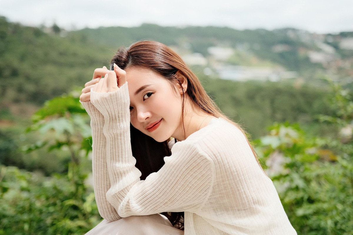 "Một sớm ra vườn, hồng đã trổ bông. Mình bước sang tuổi mới, an yên trong lòng và hạnh phúc tự trong tâm", Midu viết lời tâm sự và còm chúc mừng của Quốc Trường được fan quan tâm đặc biệt.