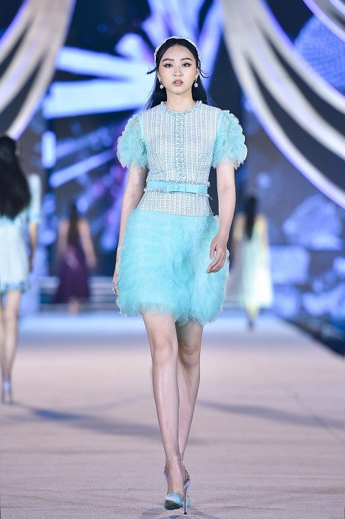 Anh cũng không quên xem xét từng phụ kiện đi kèm như băng đô, vòng tay, vòng cổ, nhẫn hay dây đai để đảm bảo các thiết kế không chỉ đẹp mà còn hòa hợp với các thí sinh.