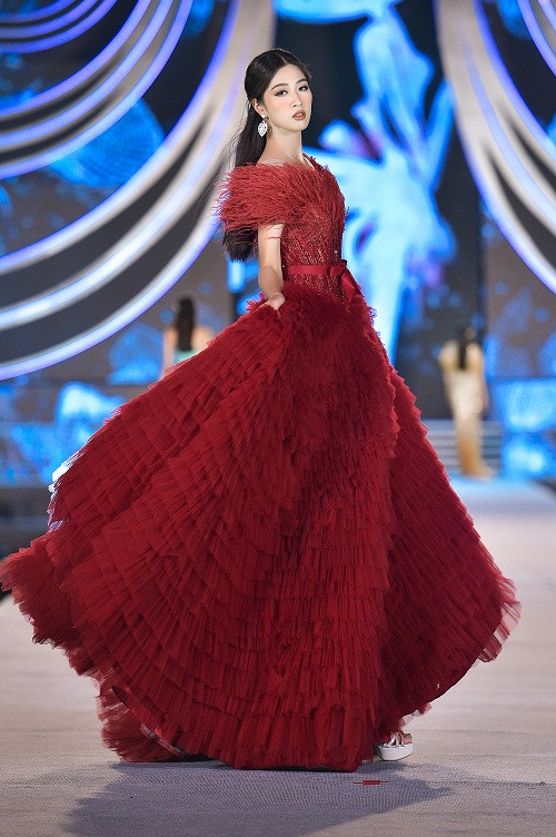 Một thiết kế cầu kỳ, bắt mắt của Lê Thanh Hòa.