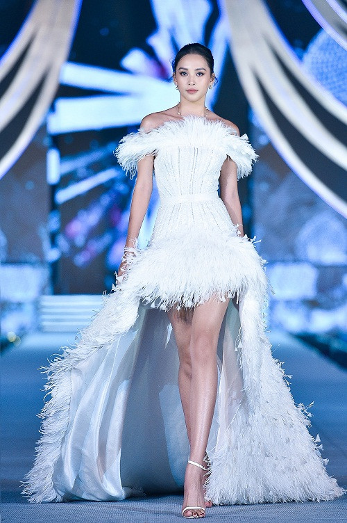 Đương kim Hoa hậu Việt Nam Trần Tiểu Vy đảm nhận vai trò vedette của BST.