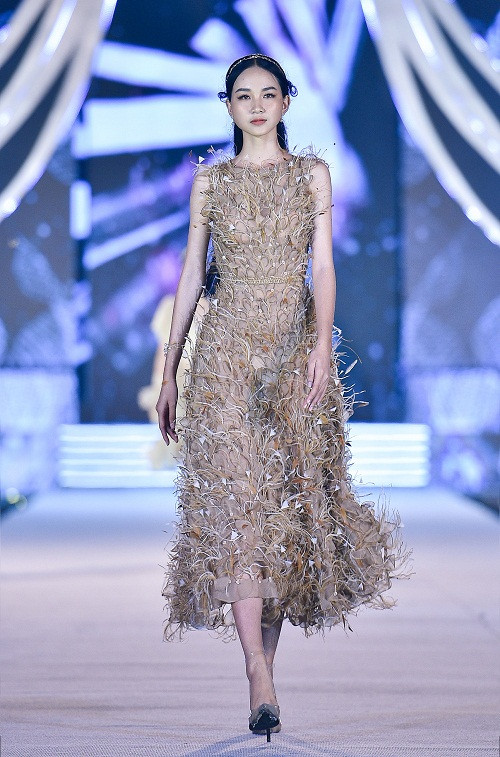 Đến với đêm thi Người đẹp thời trang lần này, NTK Lê Thanh Hòa mang đến BST “POISON” với phong cách Ready-to-wear lấy gam màu nóng làm chủ đạo.