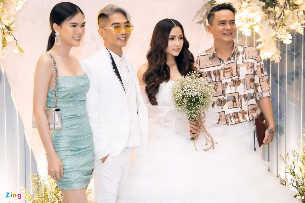 Khánh Đơn và diễn viên Huỳnh Như đã làm thủ tục đăng ký kết hôn hồi cuối tháng 12/2018. Nam nhạc sĩ khẳng định vợ và phía gia đình cô không lo lắng về quá khứ đào hoa, chia tay bạn gái trong ồn ào của anh. Đến chúc mừng đám cưới Khánh Đơn và Huỳnh Như có nhiều đồng nghiệp như diễn viên Kiều Trinh, Nhật Kim Anh, Tấn Beo...