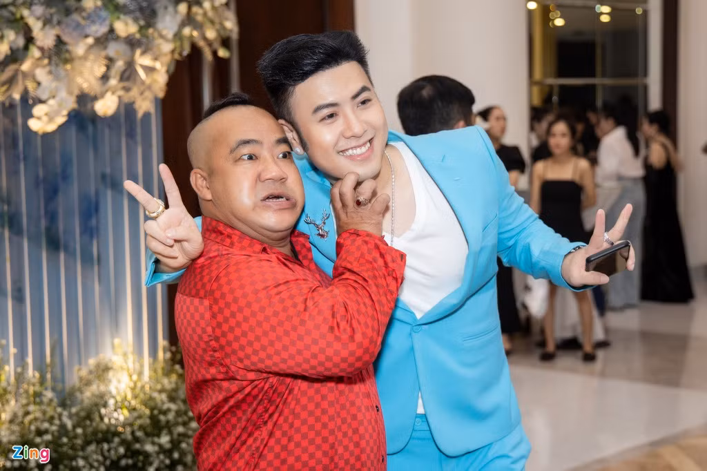 Hiếu Hiền và Akira Phan vui vẻ hội ngộ. Nam diễn viên hài đảm nhận vai trò MC trong lễ cưới của bạn thân.