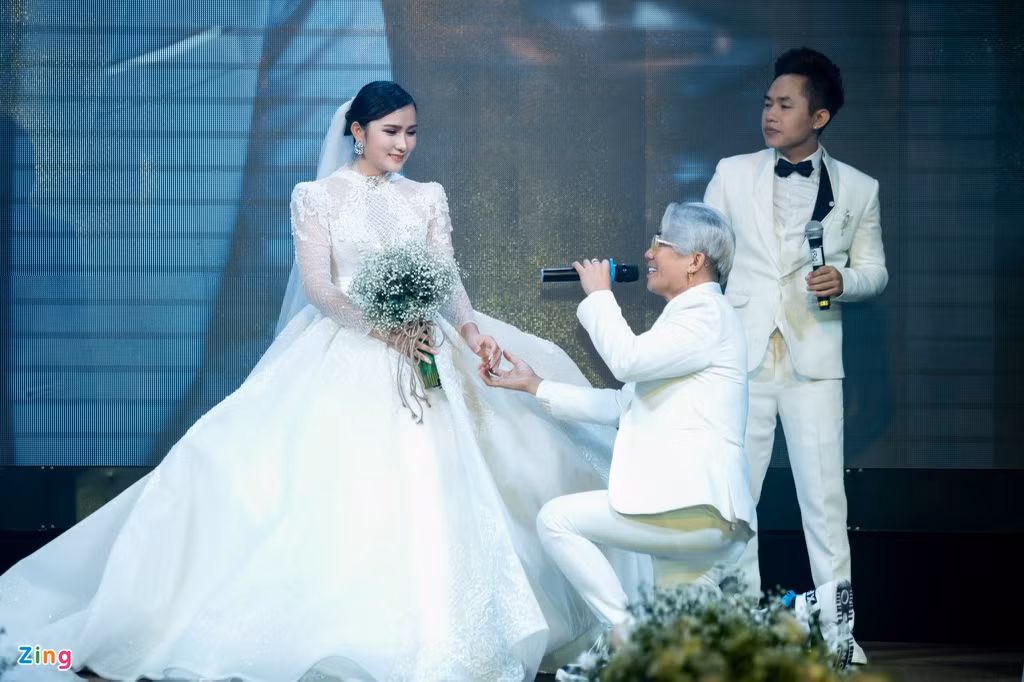 Sau khi thực hiện các nghi lễ truyền thống, Khánh Đơn gửi tặng bà xã ca khúc do chính mình sáng tác. Sau đó, nam nhạc sĩ bất ngờ quỳ gối trao nhẫn cho Huỳnh Như. Theo ghi nhận của phóng viên, cô dâu xúc động và rơm rớm nước mắt trước tình cảm của bạn đời.