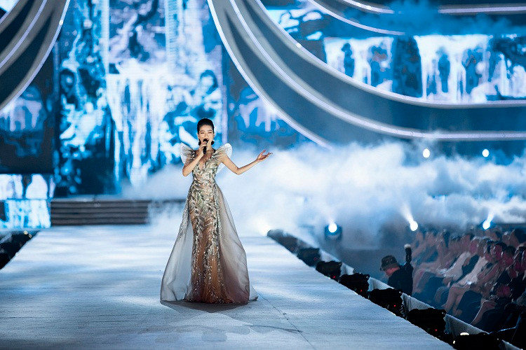 Sau ồn ào ly hôn, Lệ Quyên xuất hiện ấn tượng trong đêm thi Người đẹp thời trang Hoa hậu Việt Nam 2020, diễn ra tối 10/11.