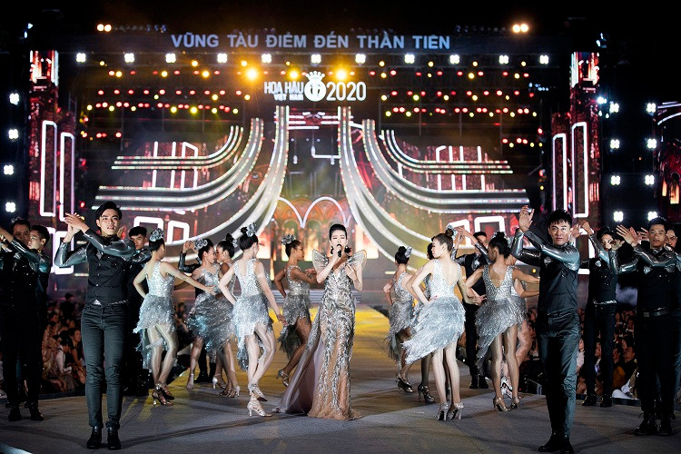 Màn biểu diễn của "nữ hoàng phòng trà" được dàn dựng hoành tráng.