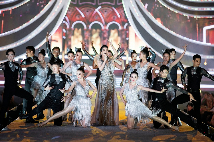 Nữ ca sĩ góp mặt với vai trò ca sĩ khách mời biểu diễn.