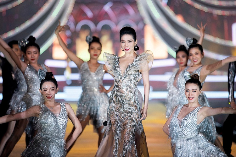 Lệ Quyên mang đến hai ca khúc được yêu mến "Biển tình", "Bài tango cho em".