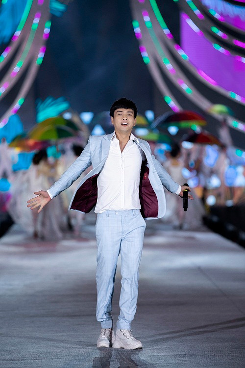 Ca sĩ Hồ Quang Hiếu cũng góp mặt trong đêm thi Người đẹp thời trang với ca khúc "Nắng vàng, biển xanh và anh".