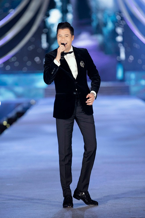 Ngoài Lệ Quyên, đêm thi Người đẹp thời trang còn có sự góp mặt của nhiều ca sĩ. Quang Dũng thể hiện hai ca khúc "Vì đó là em" và "Còn ta với nồng nàn".