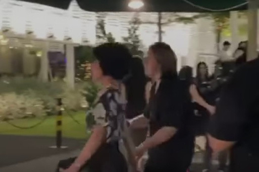 Tranh cai Trac Thuy Mieu nem thiep moi bo ve o show Do Manh Cuong