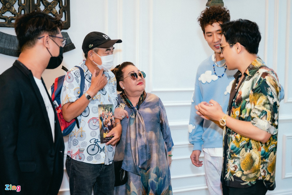 Góp mặt trong phim Bố già của Trấn Thành còn có NSND Ngọc Giàu, NSƯT Việt Anh. Là thầy giáo của Trấn Thành, NSƯT Việt Anh dành nhiều lời khen cho học trò.