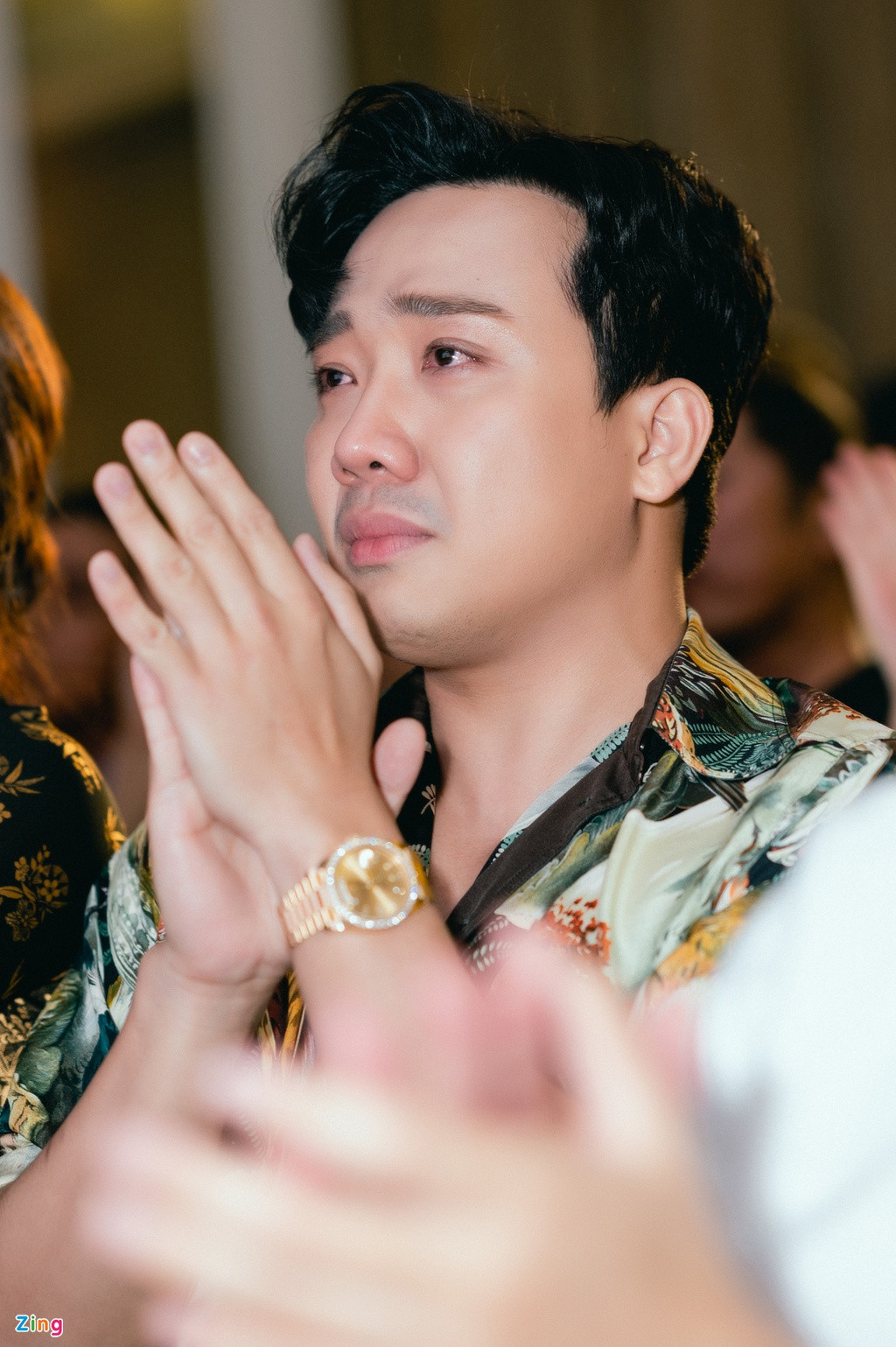 Trấn Thành cũng thừa nhận bản thân thích giúp đỡ đàn em, đồng nghiệp. Vì vậy, anh mời bạn bè thân thiết đóng phim như La Thành, Tuấn Trần, Quốc Khánh, Lê Giang... Tuy nhiên, khi mời mọi người đóng phim, anh cho biết phải xem họ có hợp vai không. "Nếu chọn vai diễn vì tình thân mà bất chấp, không tính yếu tố hợp vai, tôi đã để Huỳnh Ân (em gái Trấn Thành - PV) và Hari Won tham gia", anh giải thích.