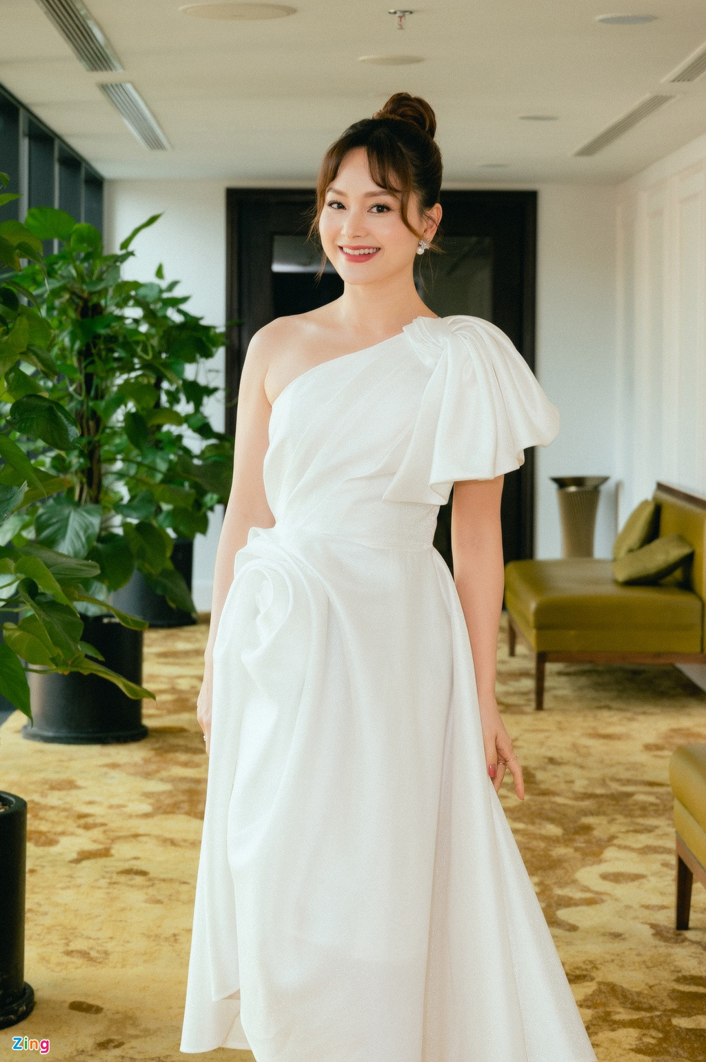 Lan Phương từ Hà Nội vào TP.HCM tham dự sự kiện. Kể từ khi kết hôn với ông xã ngoại quốc, nữ diễn viên chuyển ra thủ đô sinh sống. Thời gian qua, cô liên tiếp góp mặt trong các dự án phim của VTV.