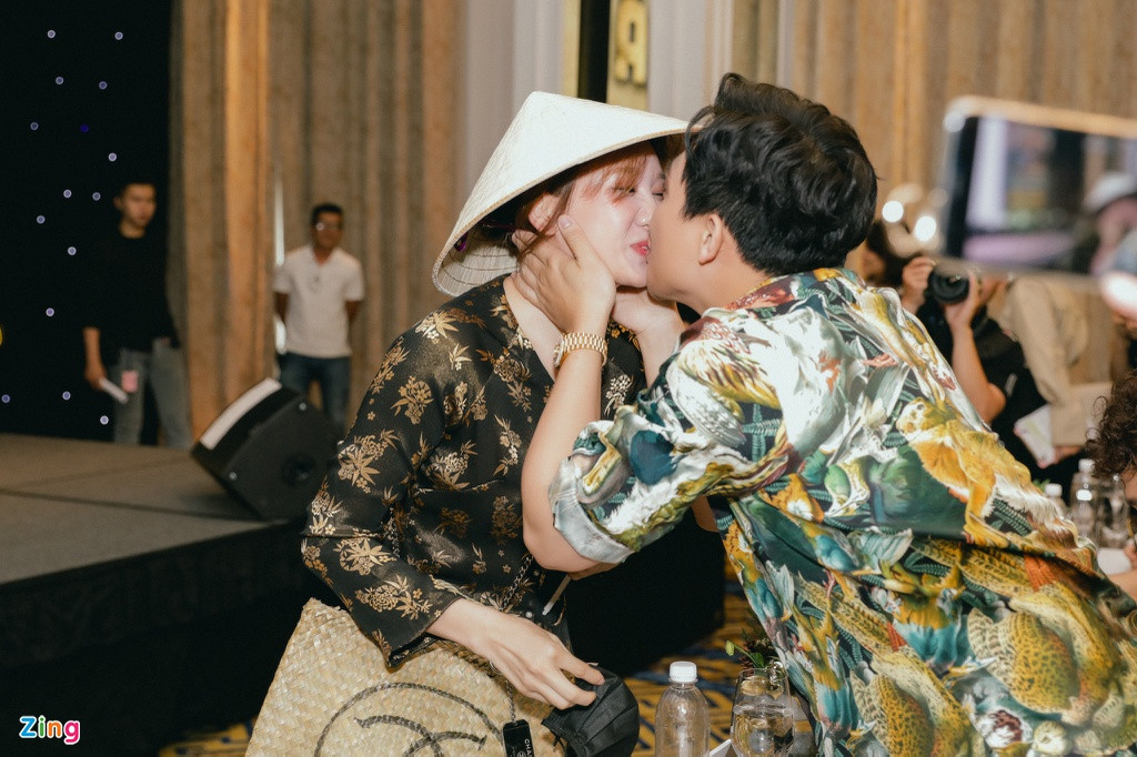 Khi sự kiện bắt đầu, Hari Won mới bất ngờ xuất hiện. Cô mặc áo bà ba, đội nón và đeo khẩu trang kín. Tiến đến bên ông xã, cô ôm và hôn anh.