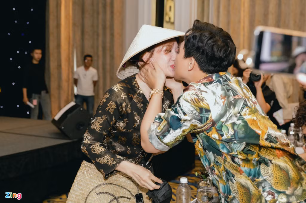 Khi sự kiện bắt đầu, Hari Won mới bất ngờ xuất hiện. Cô mặc áo bà ba, đội nón và đeo khẩu trang kín. Tiến đến bên ông xã, cô ôm và hôn anh.