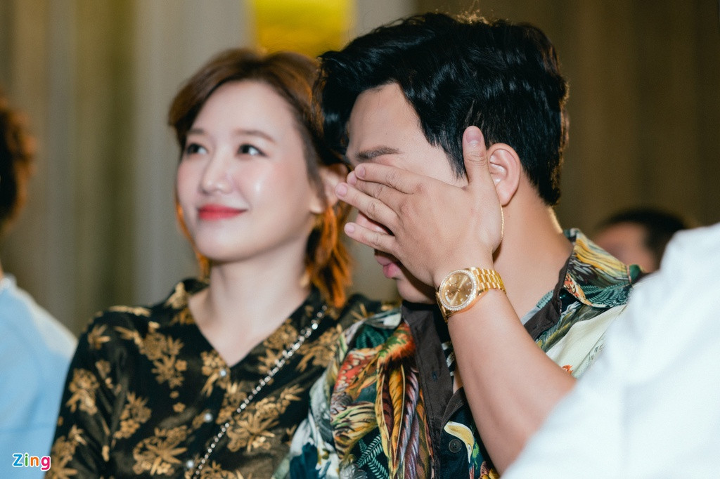 Trong suốt chương trình, Trấn Thành liên tục xúc động, rơi nước mắt. Ban đầu, Trấn Thành khóc khi nghe Ali Hoàng Dương thể hiện ca khúc chủ đề phim với nội dung về tình cha con. Sau đó, anh xúc động khi nhắc đến tình cảm gia đình, mối quan hệ với các đồng nghiệp thân thiết. Trước đây, Trấn Thành từng bị khán giả phản ứng vì khóc nhiều ở game show. Đáp lại, anh nhận mình là "Thành cry". Anh nói: "Trấn Thành là như thế, từ những ngày bắt đầu vào nghề chứ không phải chỉ với chương trình này, hay gần đây tôi mới như vậy. Và tôi dự kiến sẽ như vậy suốt đời. Vì tôi không làm khác được".