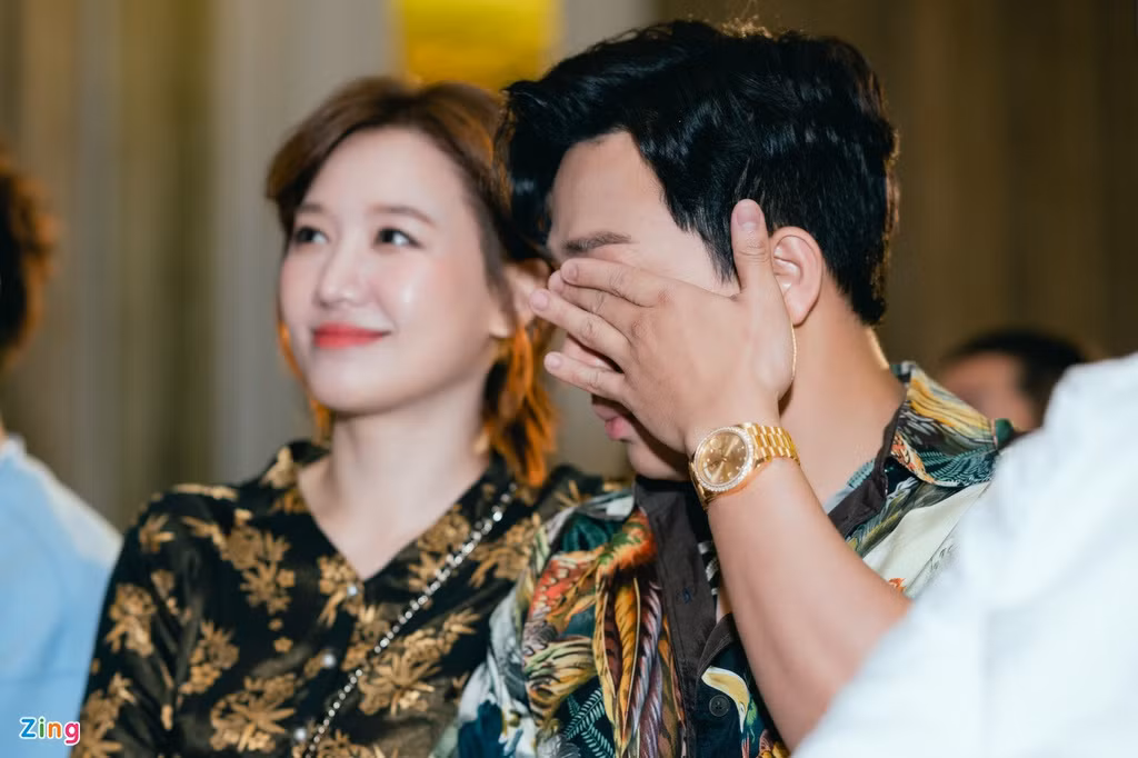 Trong suốt chương trình, Trấn Thành liên tục xúc động, rơi nước mắt. Ban đầu, Trấn Thành khóc khi nghe Ali Hoàng Dương thể hiện ca khúc chủ đề phim với nội dung về tình cha con. Sau đó, anh xúc động khi nhắc đến tình cảm gia đình, mối quan hệ với các đồng nghiệp thân thiết. Trước đây, Trấn Thành từng bị khán giả phản ứng vì khóc nhiều ở game show. Đáp lại, anh nhận mình là "Thành cry". Anh nói: "Trấn Thành là như thế, từ những ngày bắt đầu vào nghề chứ không phải chỉ với chương trình này, hay gần đây tôi mới như vậy. Và tôi dự kiến sẽ như vậy suốt đời. Vì tôi không làm khác được".