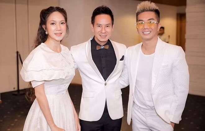 Nhạc sĩ Khánh Đơn cũng tham dự lễ cưới. Anh và Huỳnh Như mới tổ chức hôn lễ vào tháng 10 sau nhiều lần tạm hoãn vì dịch bệnh.