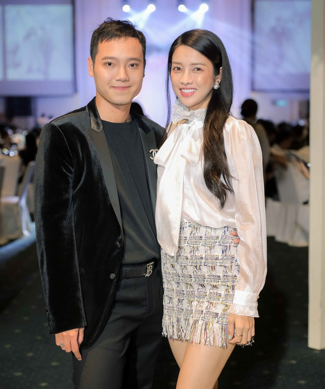 Top 5 Hoa hậu Hoàn vũ Việt Nam 2015 Mỹ Duyên mặc kín đáo đến tiệc cưới. Vừa qua, cô gây chú ý khi đóng vai chính trong phim Kiều. Bộ phim của đạo diễn Mai Thu Huyền gây tranh cãi khi tung teaser bởi sử dụng chữ viết chưa phù hợp.