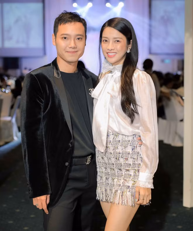 Top 5 Hoa hậu Hoàn vũ Việt Nam 2015 Mỹ Duyên mặc kín đáo đến tiệc cưới. Vừa qua, cô gây chú ý khi đóng vai chính trong phim Kiều. Bộ phim của đạo diễn Mai Thu Huyền gây tranh cãi khi tung teaser bởi sử dụng chữ viết chưa phù hợp.