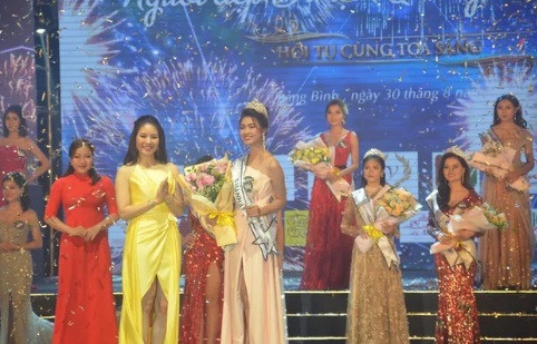 Nguoi dep Du lich Quang Binh to bi ep lam nhung viec 