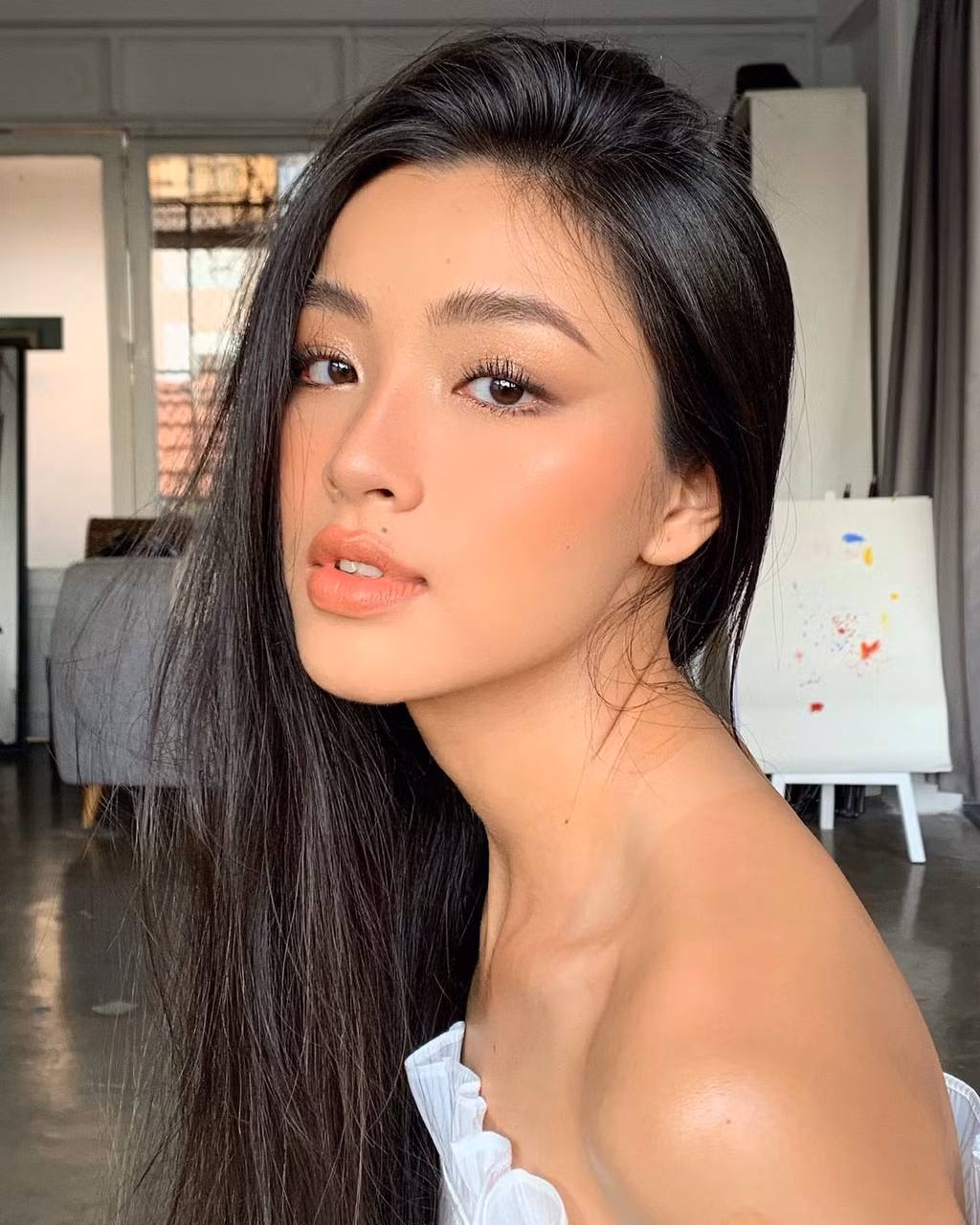 Người mẫu có phong cách thời trang năng động. Cô chuộng diện đầm hai dây, áo crop-top phối cùng quần jeans.