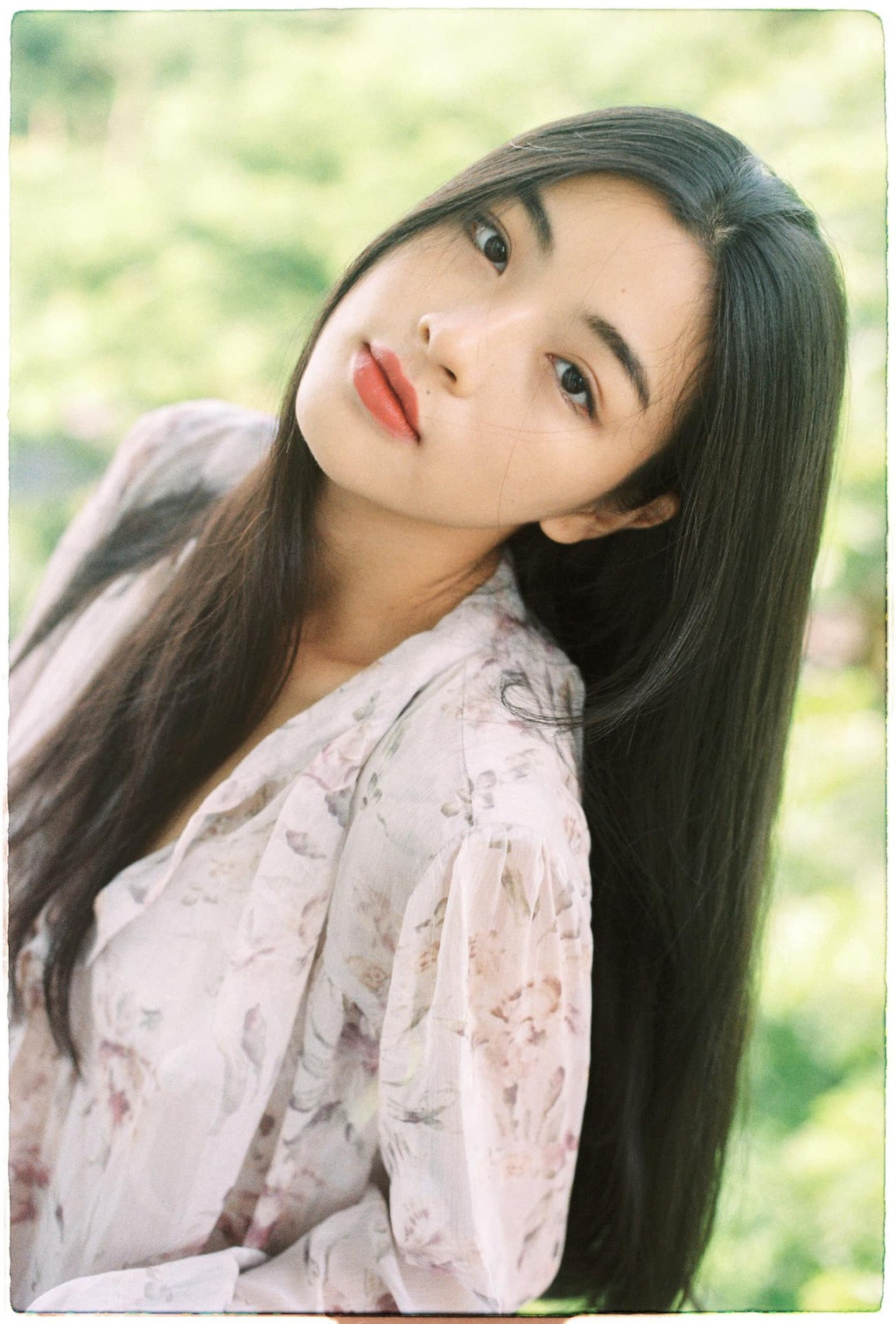 Người mẫu sinh năm 1998 có khuôn mặt thanh tú, mái tóc dài và nụ cười rạng rỡ.